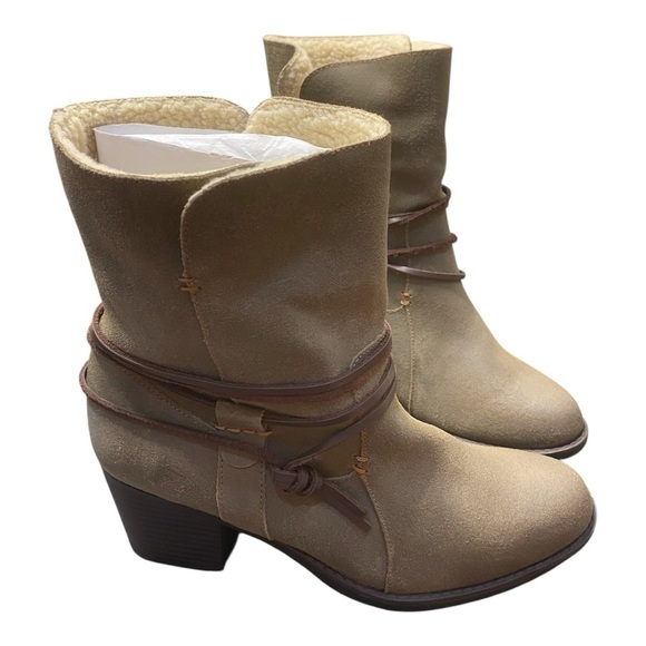NEW! Aqua Stop Repels Moisture Retains Heat. Heeled Boots with Wrap Detail - Picture 2 of 11